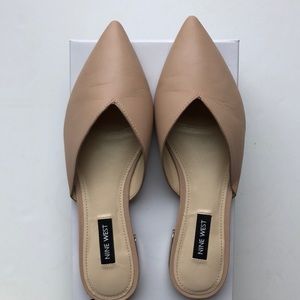 Light natural leather mules